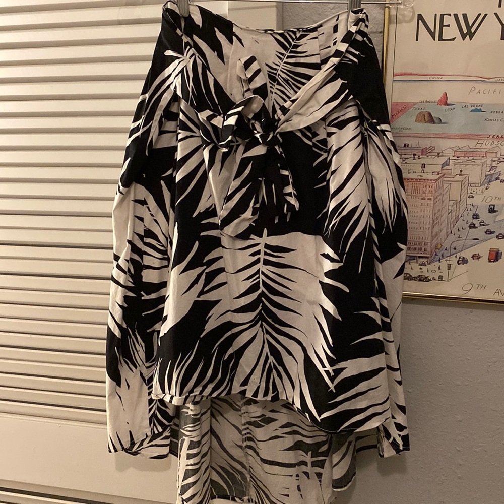 who what wear high low midi skirt in floral black & white print size 2
